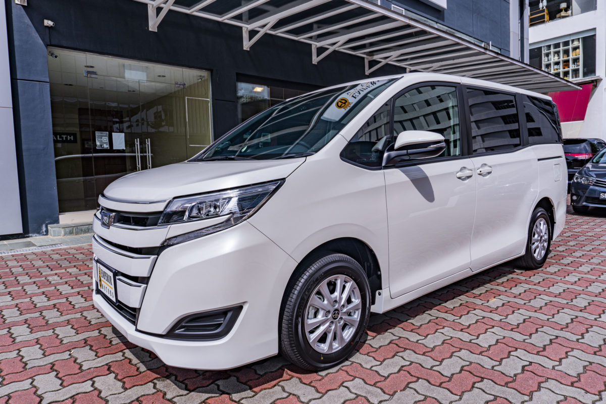 Toyota noah hybrid 2017